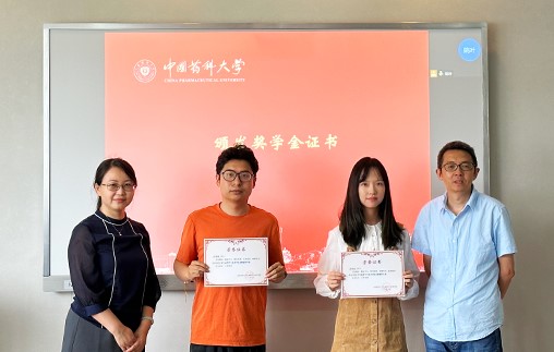 中国药科大学生科院院长王琛与梁艳共同为获奖学生代表颁发荣誉证书
